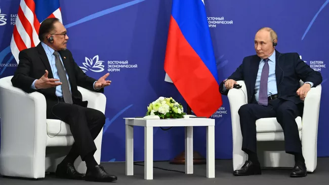 Президент России Владимир Путин и премьер-министр Малайзии Анвар Ибрагим