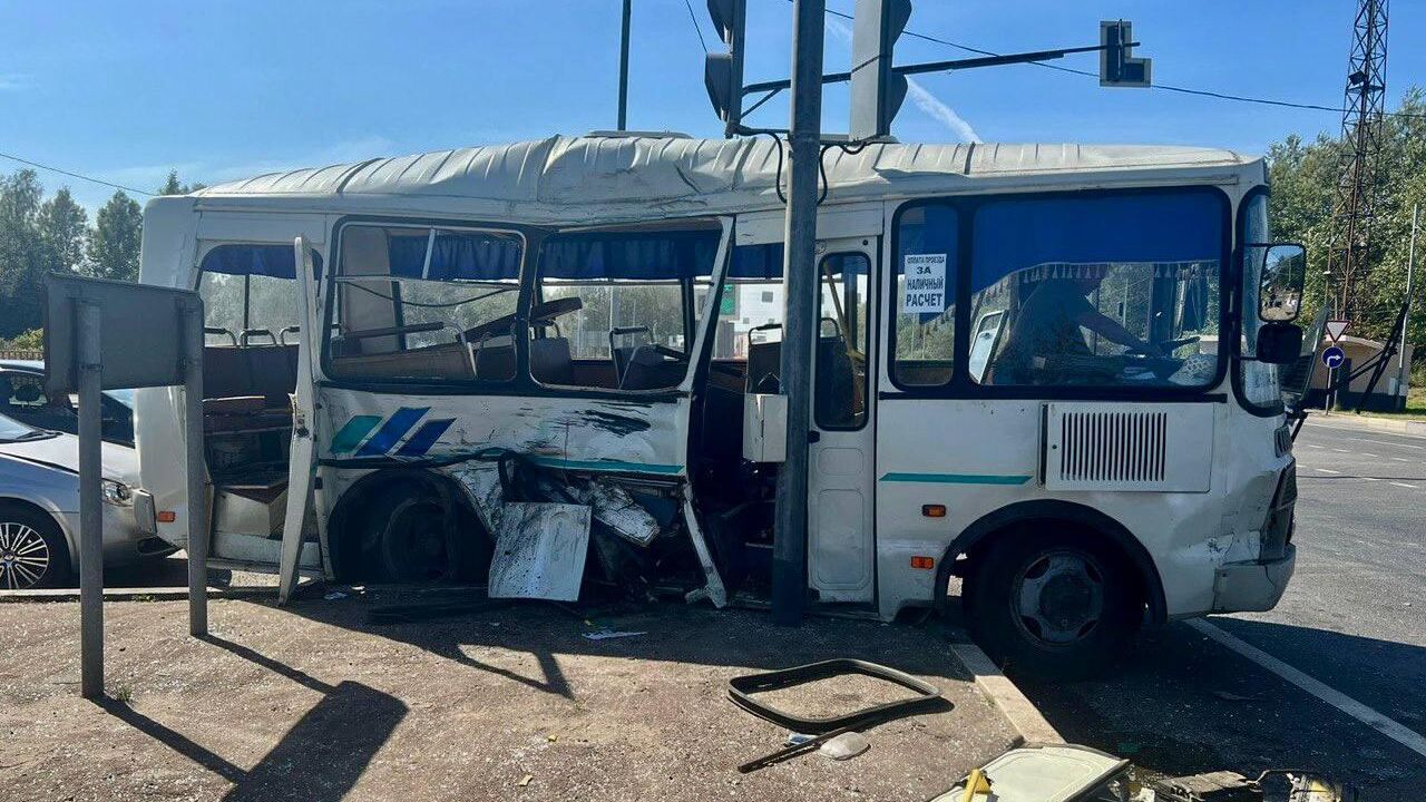 Место ДТП с участием грузового автомобиля и автобуса в Вяземском районе Смоленской области - РИА Новости, 1920, 03.09.2024