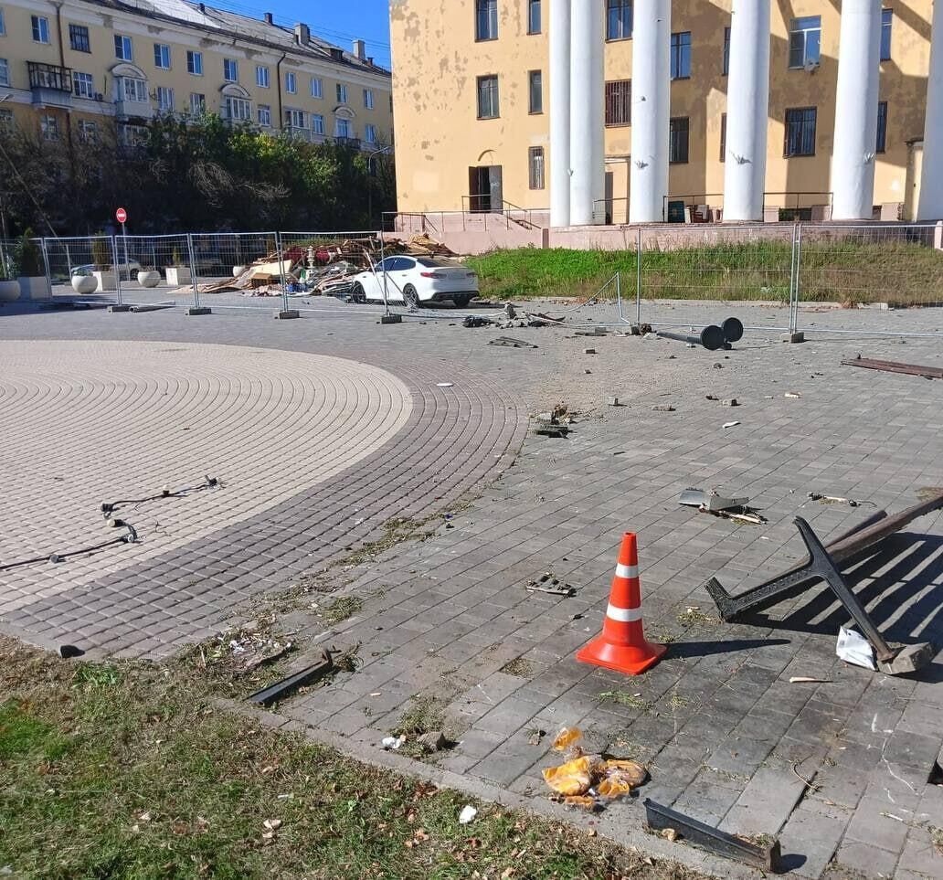 Место происшествия, где водитель наехал на лавочку с людьми в городе Электросталь Московской области - РИА Новости, 1920, 04.09.2024