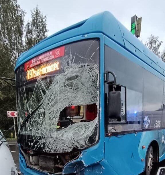 Место столкновения автомобиля скорой помощи и автобуса в Кузбассе - РИА Новости, 1920, 04.09.2024