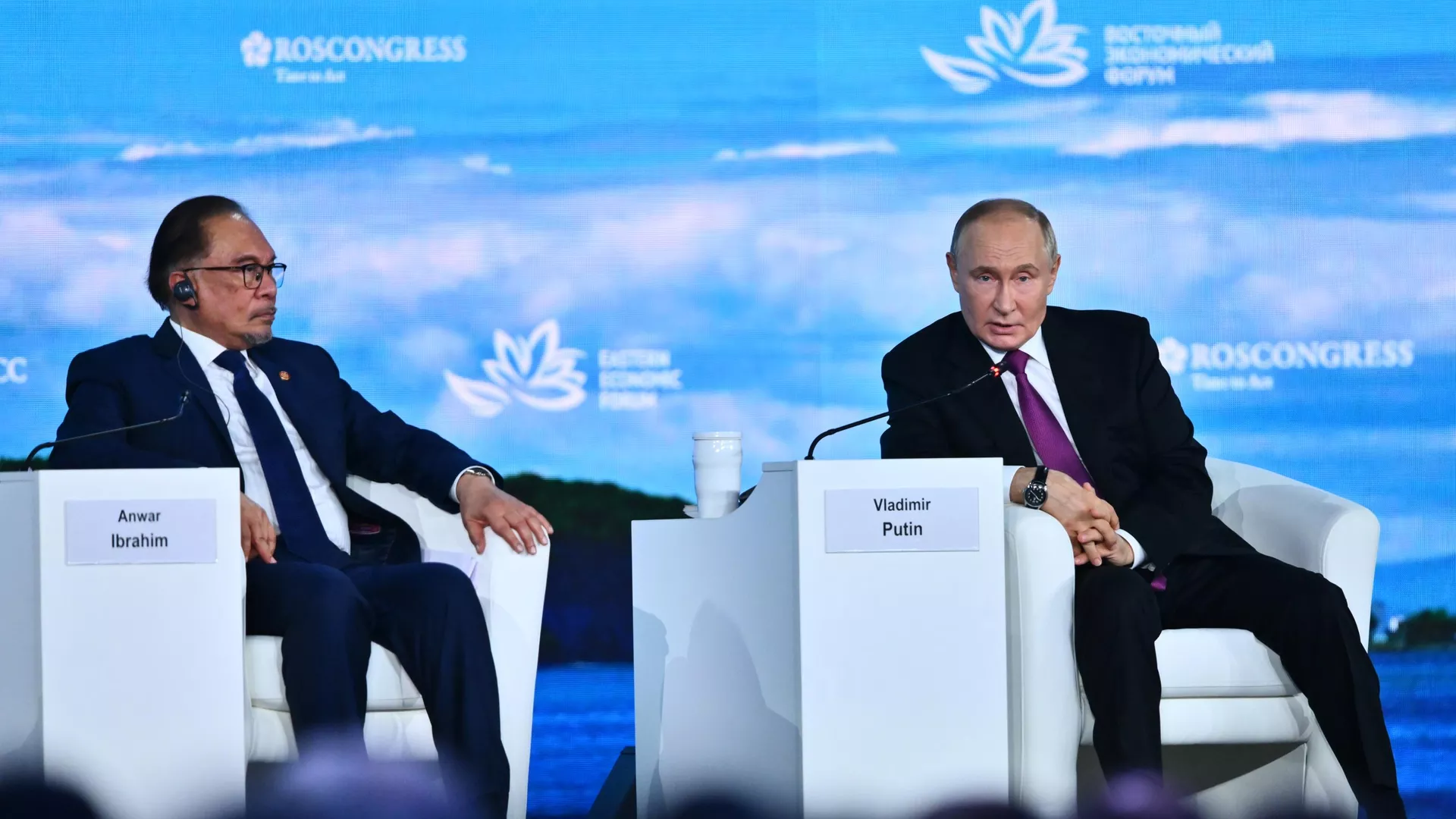 Президент России Владимир Путин и премьер-министр Малайзии Анвар Ибрагим  - РИА Новости, 1920, 14.05.2025