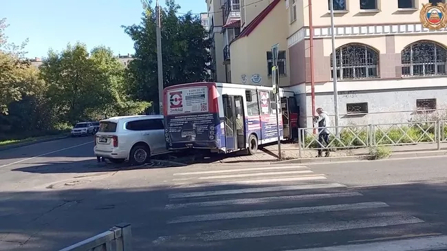 На месте ДТП с участием автобуса ПАЗ и автомобиля TANK в Рыбинске. Кадр видео