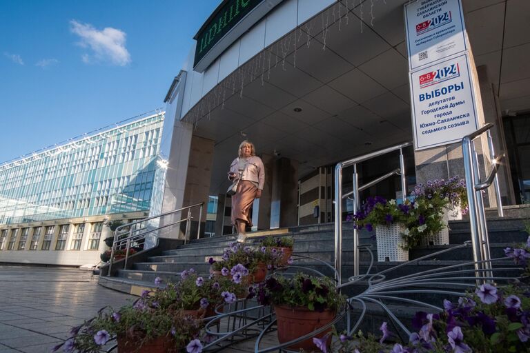 Вход на избирательный участок в Южно-Сахалинске, где проходит голосование на выборах губернатора Сахалинской области