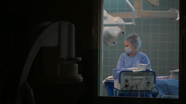 Медик в операционной