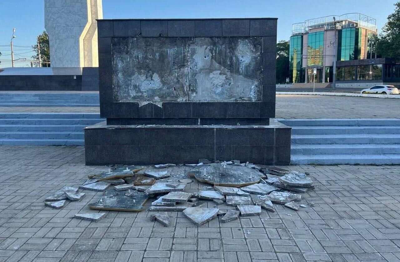 Общественники разбили изображение Владимира Ленина и советскую звезду на площади в Одессе Общественники разбили изображение Владимира Ленина и советскую звезду на площади в Одессе - РИА Новости, 1920, 14.03.2025