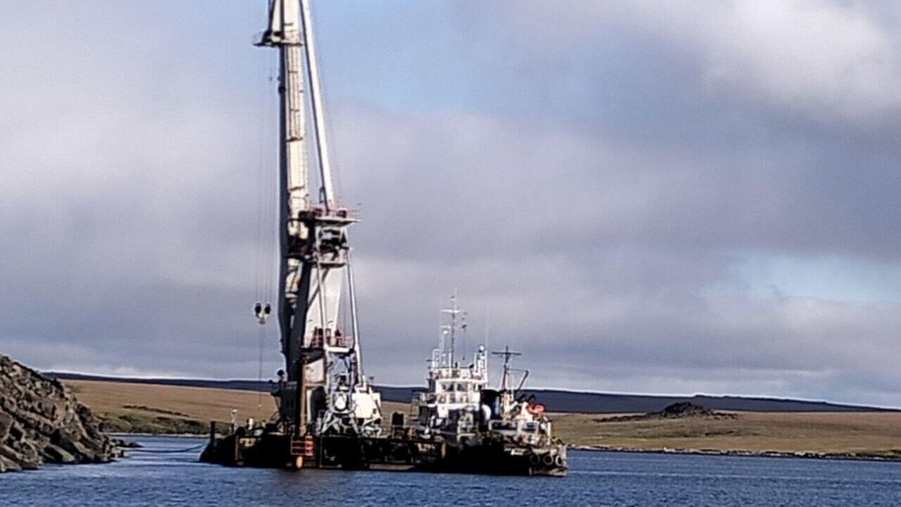 Плавучий кран из-за шторма затонул в Карском море в Красноярском крае - РИА Новости, 1920, 07.09.2024