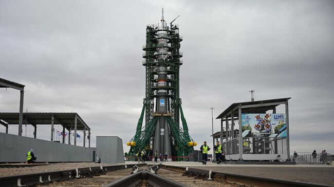 Установка ракеты-носителя Союз-2.1а с пилотируемый кораблем Союз МС-26 на стартовый комплекс космодрома Байконур