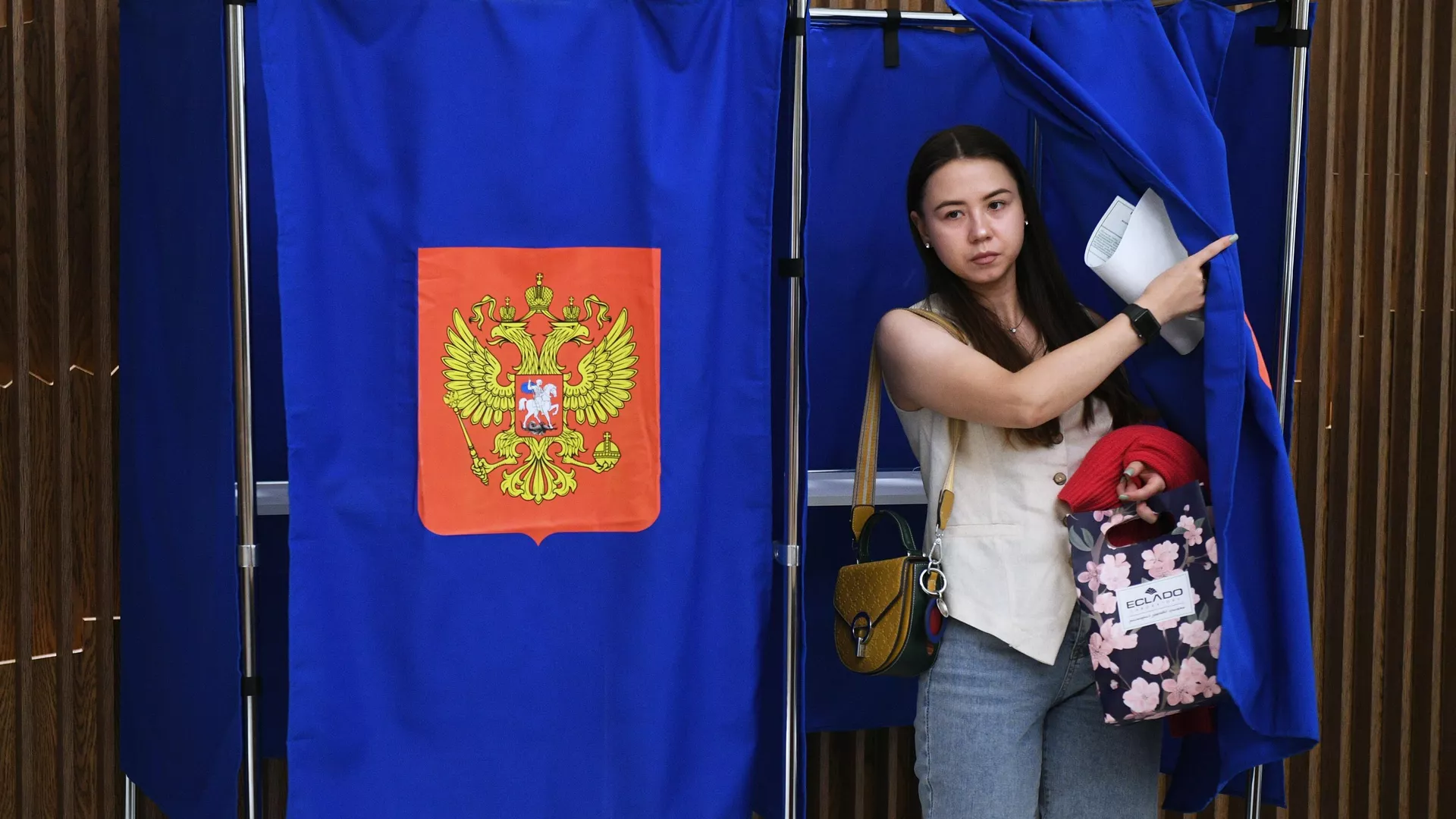 Девушка голосует на выборах губернатора Санкт-Петербурга на избирательном участке в Санкт-Петербурге - РИА Новости, 1920, 08.09.2024