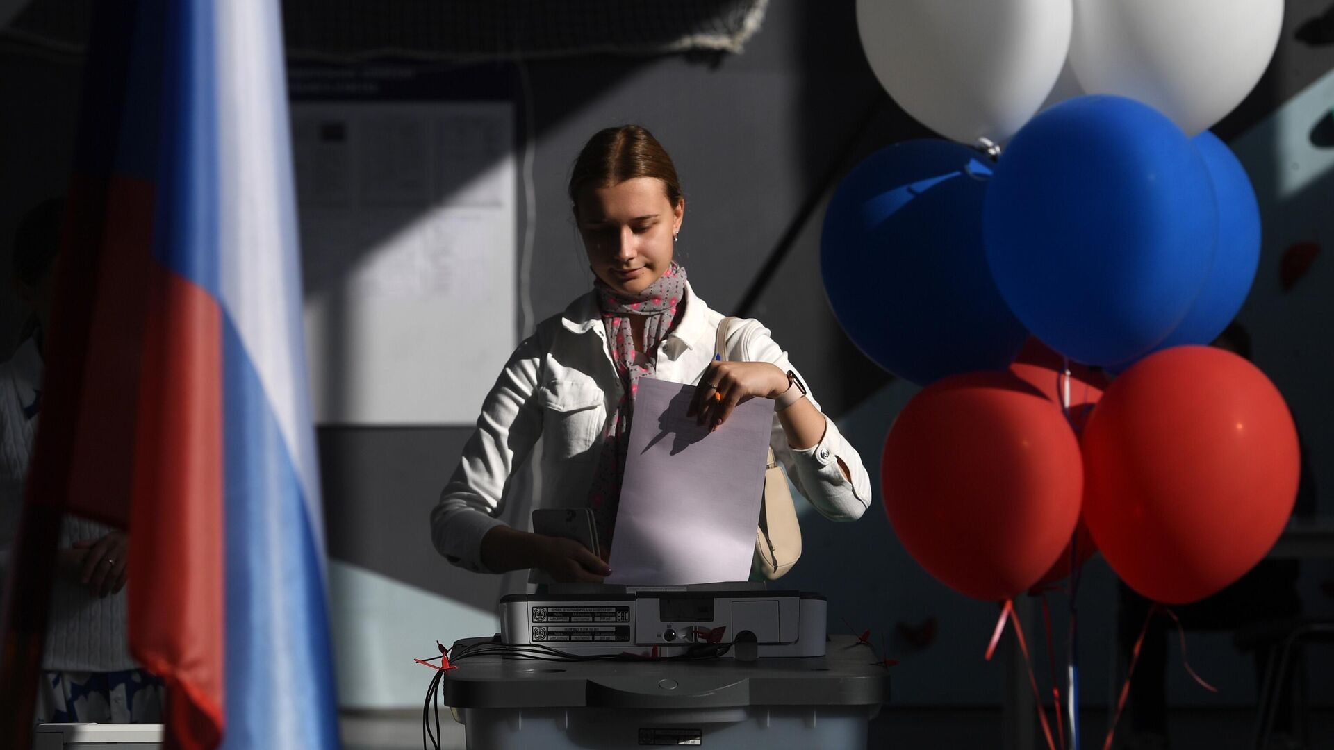 Девушка голосует на избирательном участке Девушка голосует на избирательном участке - РИА Новости, 1920, 03.08.2025