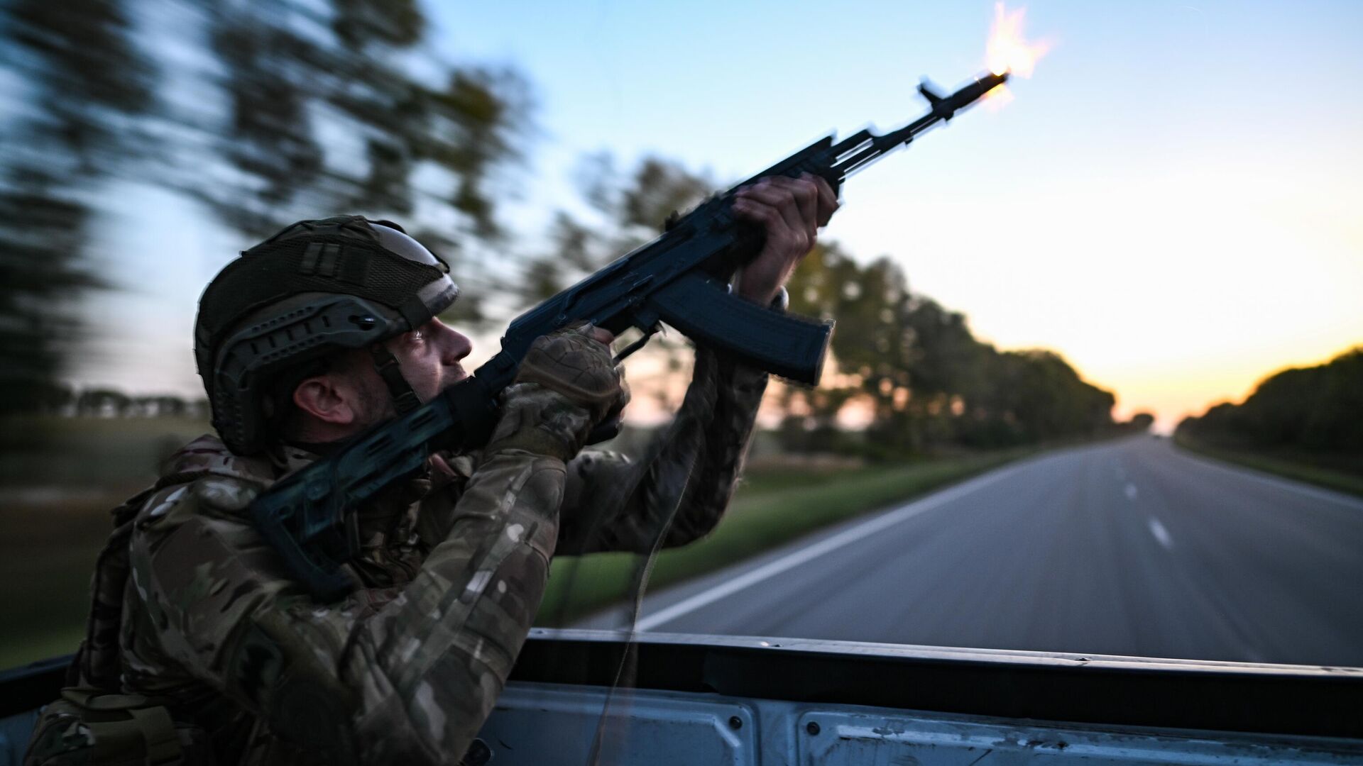 Военнослужащий снайперской группы Аида спецназа Ахмат во время выхода на военное задание в Курской области - РИА Новости, 1920, 10.09.2024