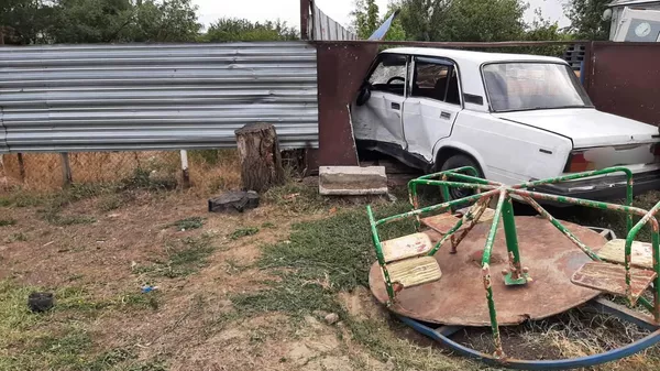 Место происшествия, где водитель потерял управление и врезался в детскую площадку в Брюховецком районе Краснодарского края
