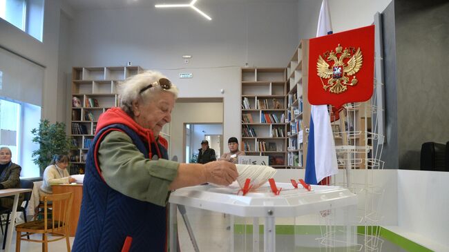 Женщина голосует на избирательном участке в Челябинске. 8 сентября 2024