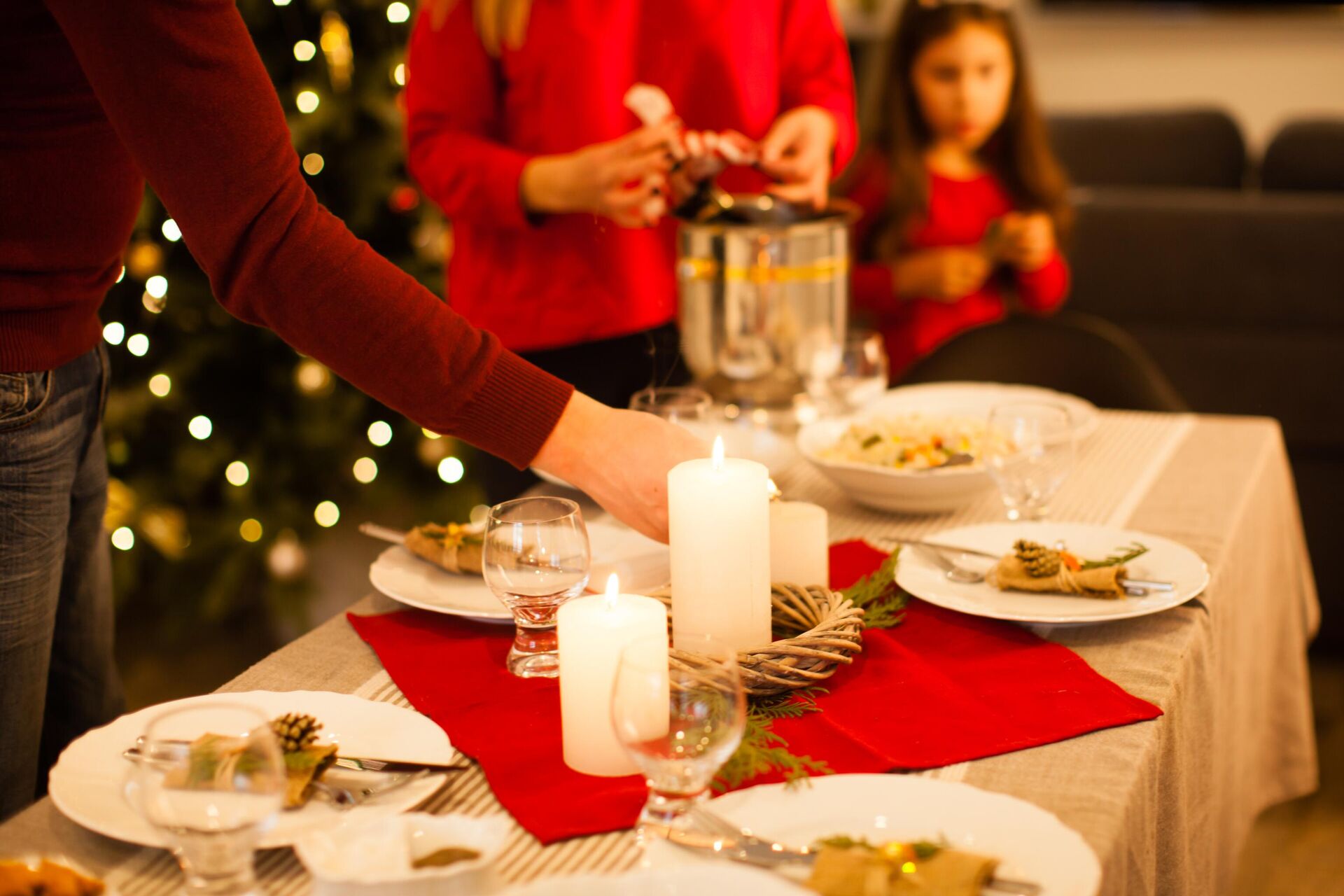 Люди украшают новогодний стол - РИА Новости, 1920, 03.12.2025