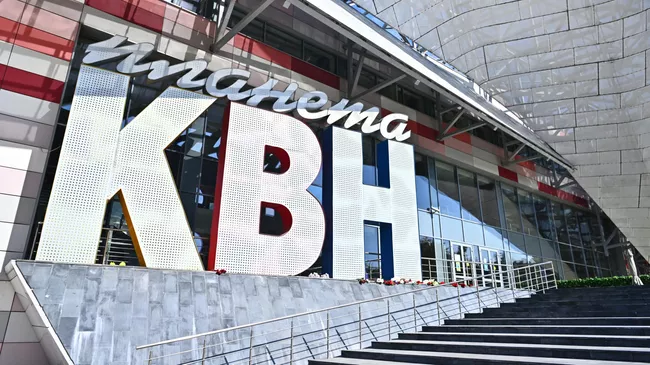 Цветы в память о ведущем Александре Маслякове у молодежного центра Планета КВН