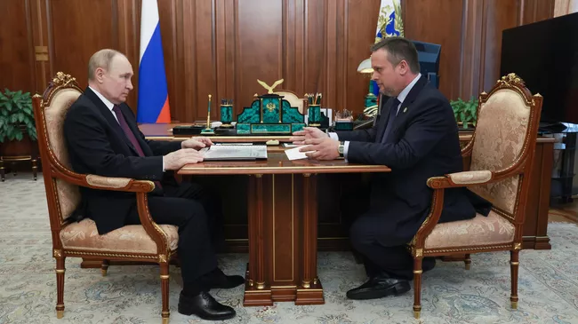 Президент РФ Владимир Путин и губернатор Новгородской области Андрей Никитин во время встречи