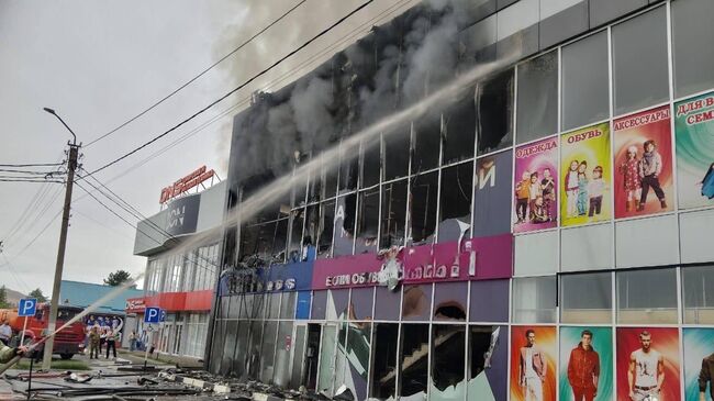 Место пожара в торговом центре города Зеленокумск на Ставрополье. 9 сентября 2024