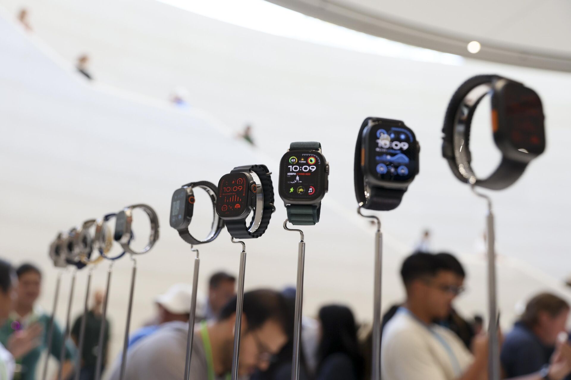 Обновленная линейка умных часов Apple Watch Series 10 в рамках осенней презентации в штаб-квартире Apple. 9 сентября 2024 - РИА Новости, 1920, 10.09.2024