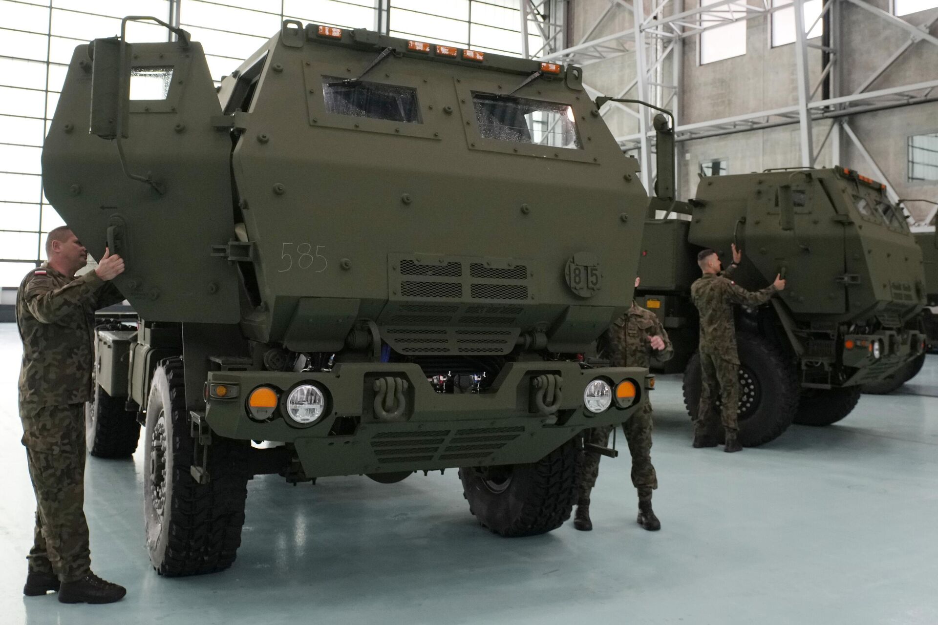 Польские солдаты осматривают автомобиль с одной из ракетных установок HIMARS  - РИА Новости, 1920, 06.02.2025