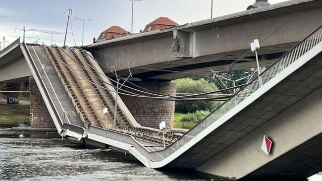 На месте обрушения части моста через Эльбу в Дрездене, Германия