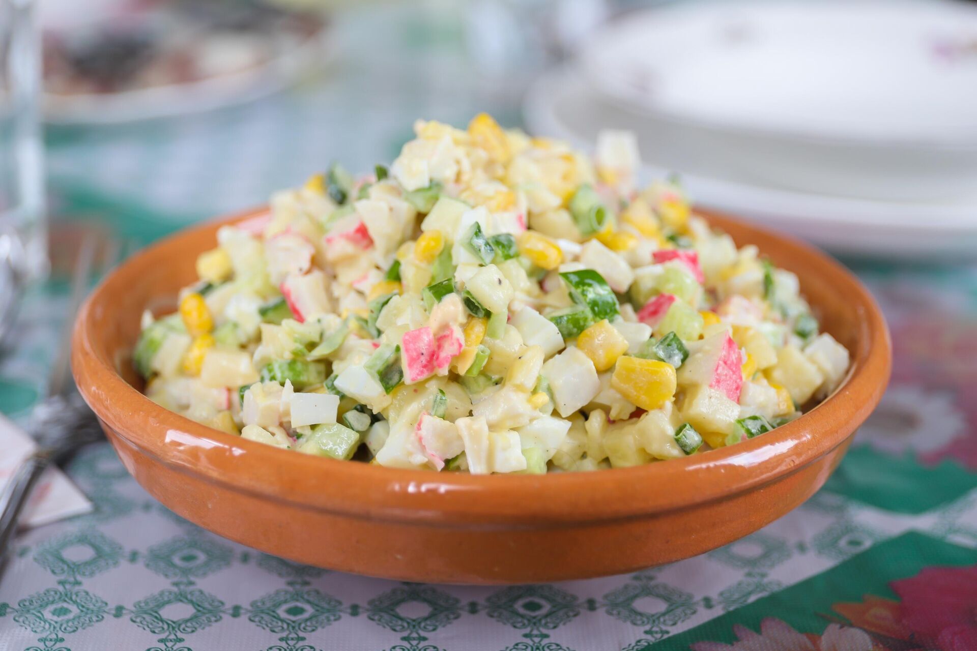 Салат с крабовыми палочками, кукурузой и огурцом