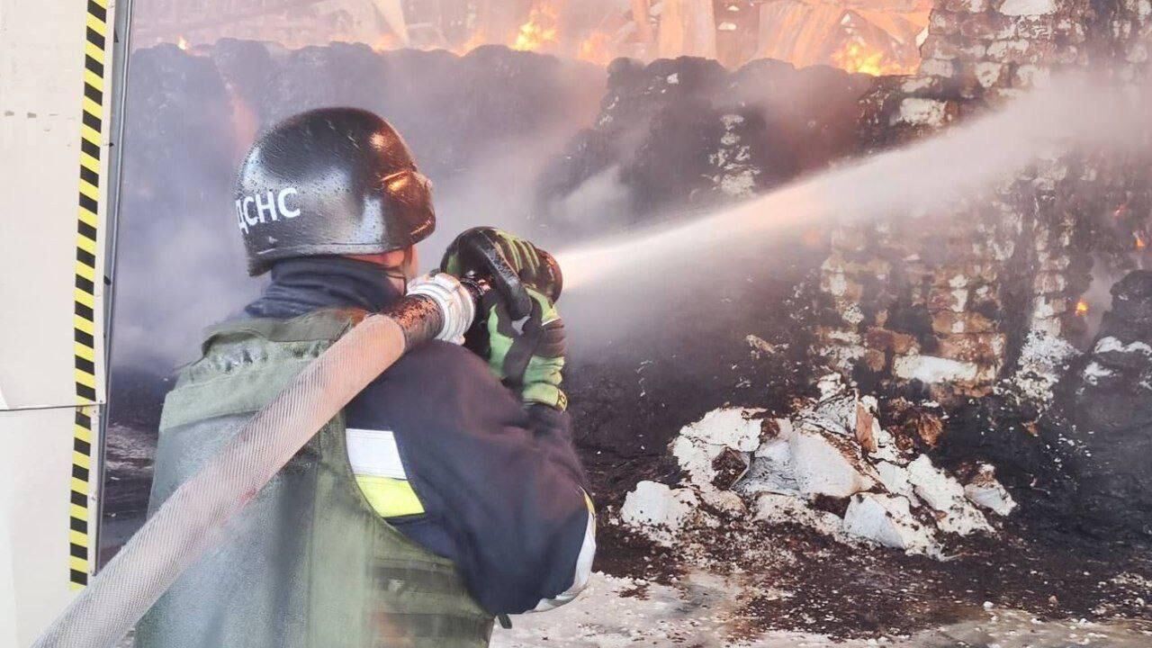 Украинский пожарный на месте взрыва в Днепропетровской области. 11 сентября 2024 года - РИА Новости, 1920, 11.09.2024