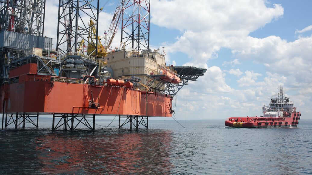 © РИА Новости / Макс ВетровПерейти в медиабанк<br>Самоподъемная нефтяная буровая установка 