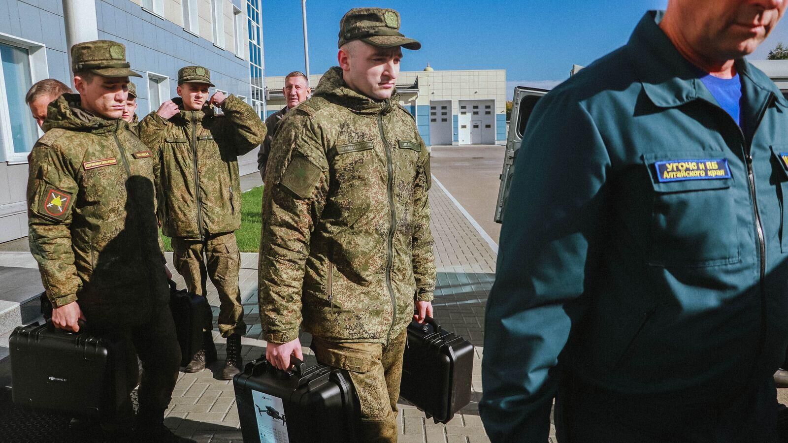 Алтайские спасатели сопровождают гуманитарный груз, предназначенный для участников спецоперации - РИА Новости, 1920, 12.09.2024