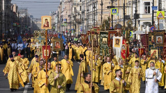 Крестный ход в честь 300-летия перенесения мощей святого благоверного князя Александра Невского в Санкт-Петербург