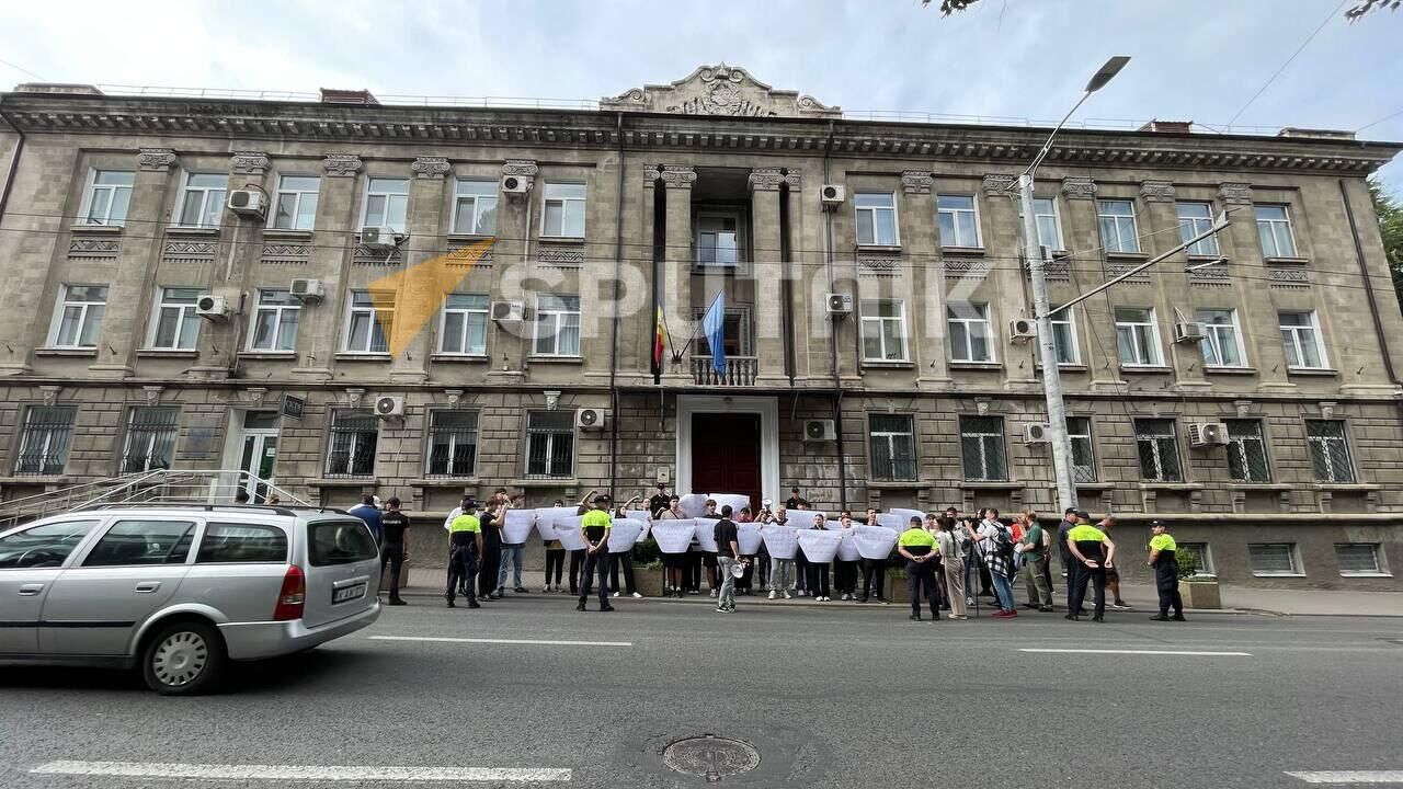 Сторонники оппозиционного в стране блока Победа у здания ЦИК в Кишиневе, Молдавия0