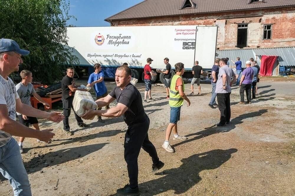 Прихожане разгружают фуру - РИА Новости, 1920, 13.09.2024