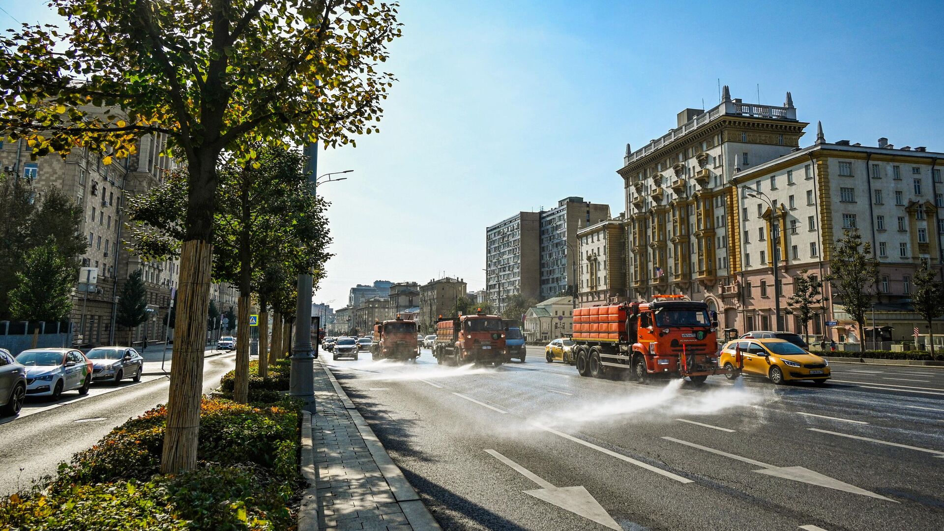 Промывка дорог в Москве коммунальными службами - РИА Новости, 1920, 21.09.2024