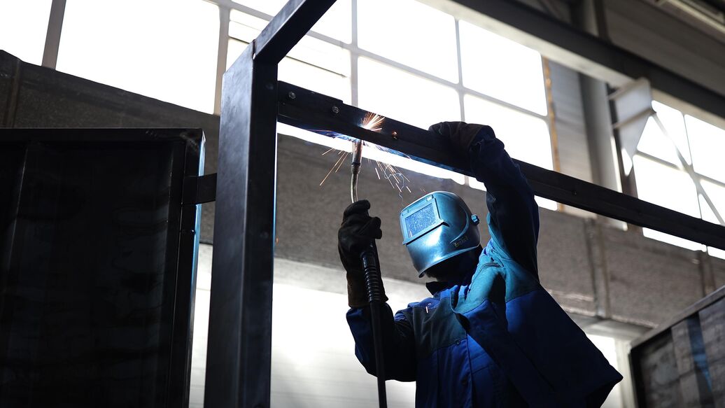 Опрос ВЦИОМ выяснил, сколько россиян считают труд рабочего престижным