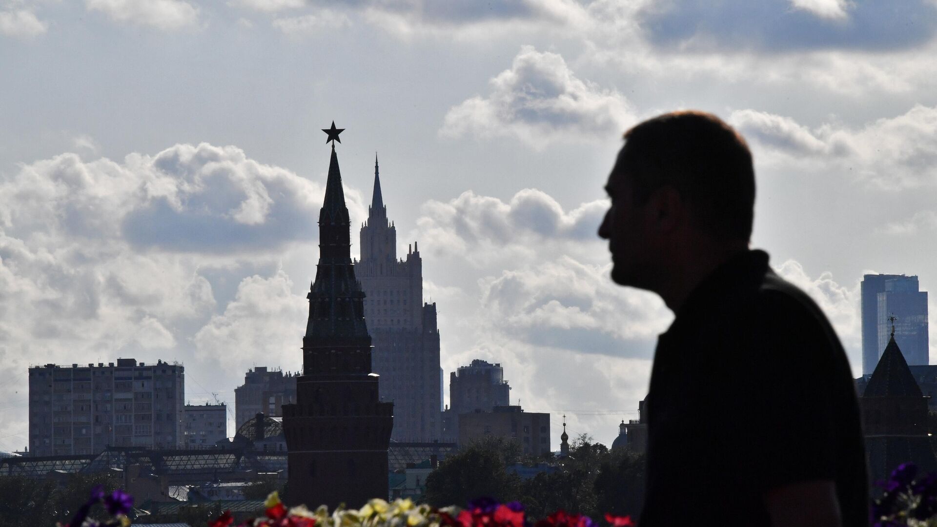 Водовзводная башня Московского Кремля и здание МИД РФ0