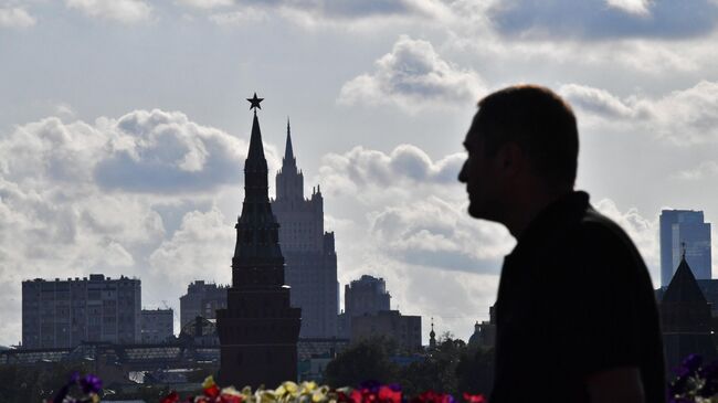 Водовзводная башня Московского Кремля и здание МИД России