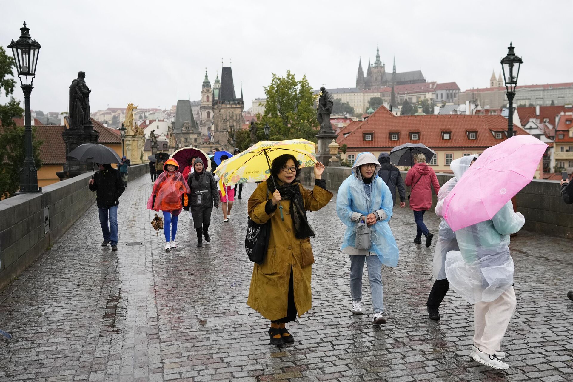 Люди на Карловом мосту в Праге, Чешская Республика Люди на Карловом мосту в Праге, Чешская Республика - РИА Новости, 1920, 03.10.2025