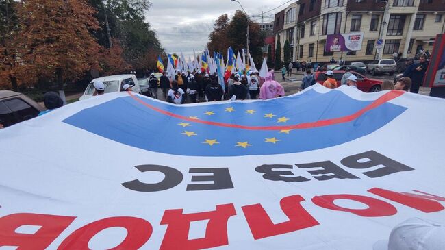 Участники марша против ЕС в городе Комрат, Гагаузия