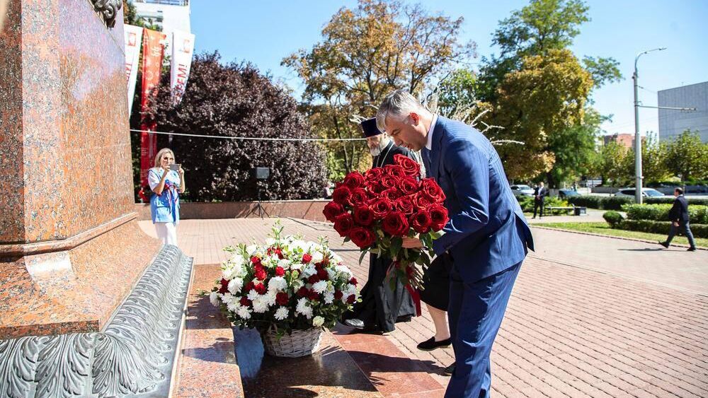 Возложение цветов к памятнику императрице Елизавете Петровне, основательнице Ростова-на-Дону - РИА Новости, 1920, 14.09.2024