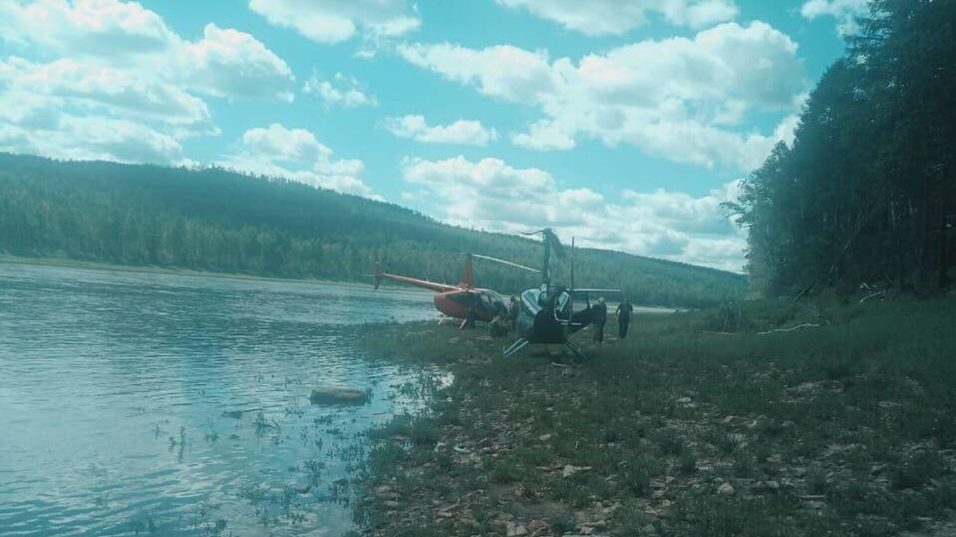 Поиск вертолета Robinson R66, на борту которого находились три человека в Зейском районе Приамурья. 17 сентября 2024 года - РИА Новости, 1920, 17.09.2024