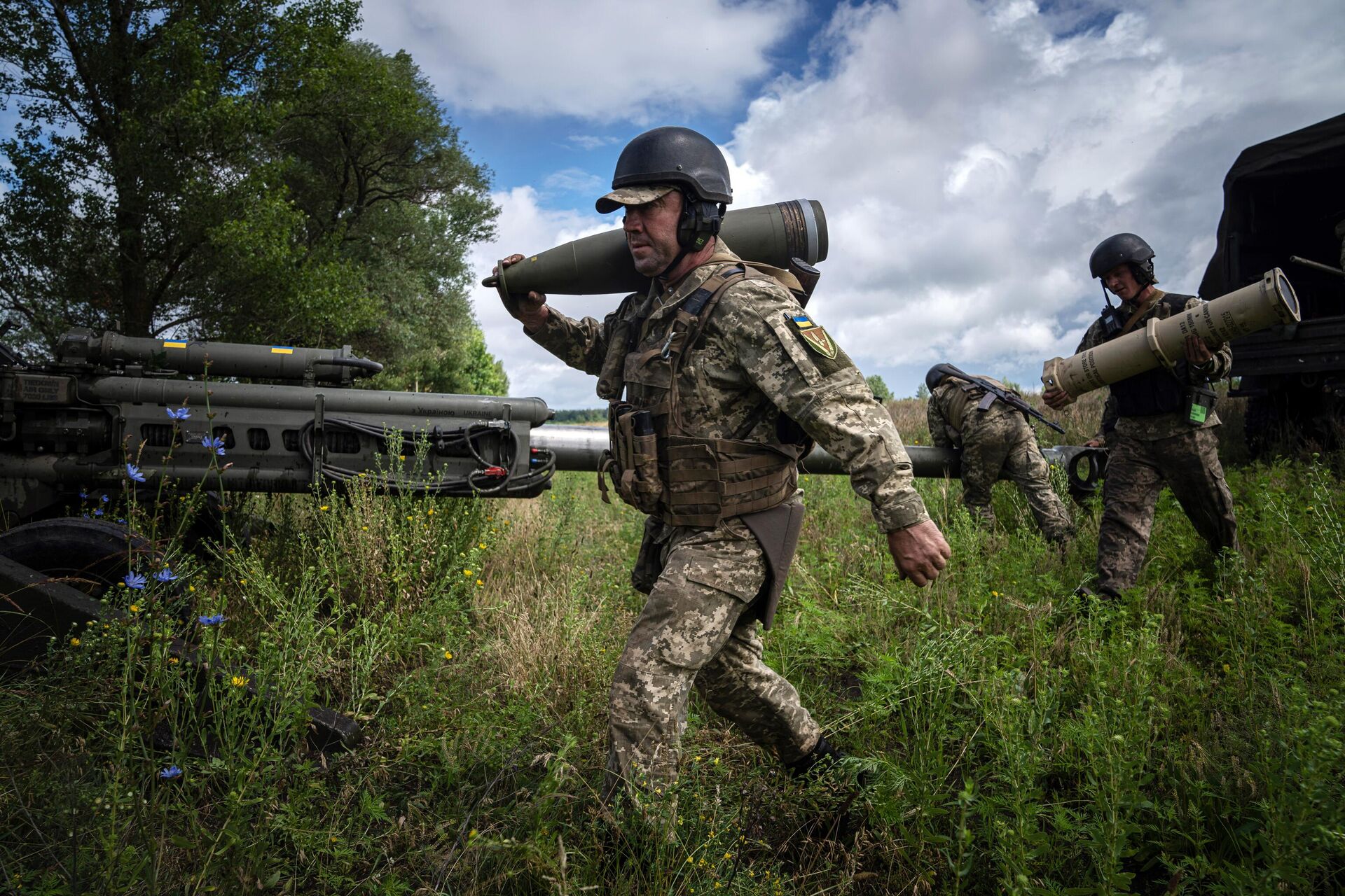 Украинский военный со снарядом 155 мм - РИА Новости, 1920, 02.10.2024