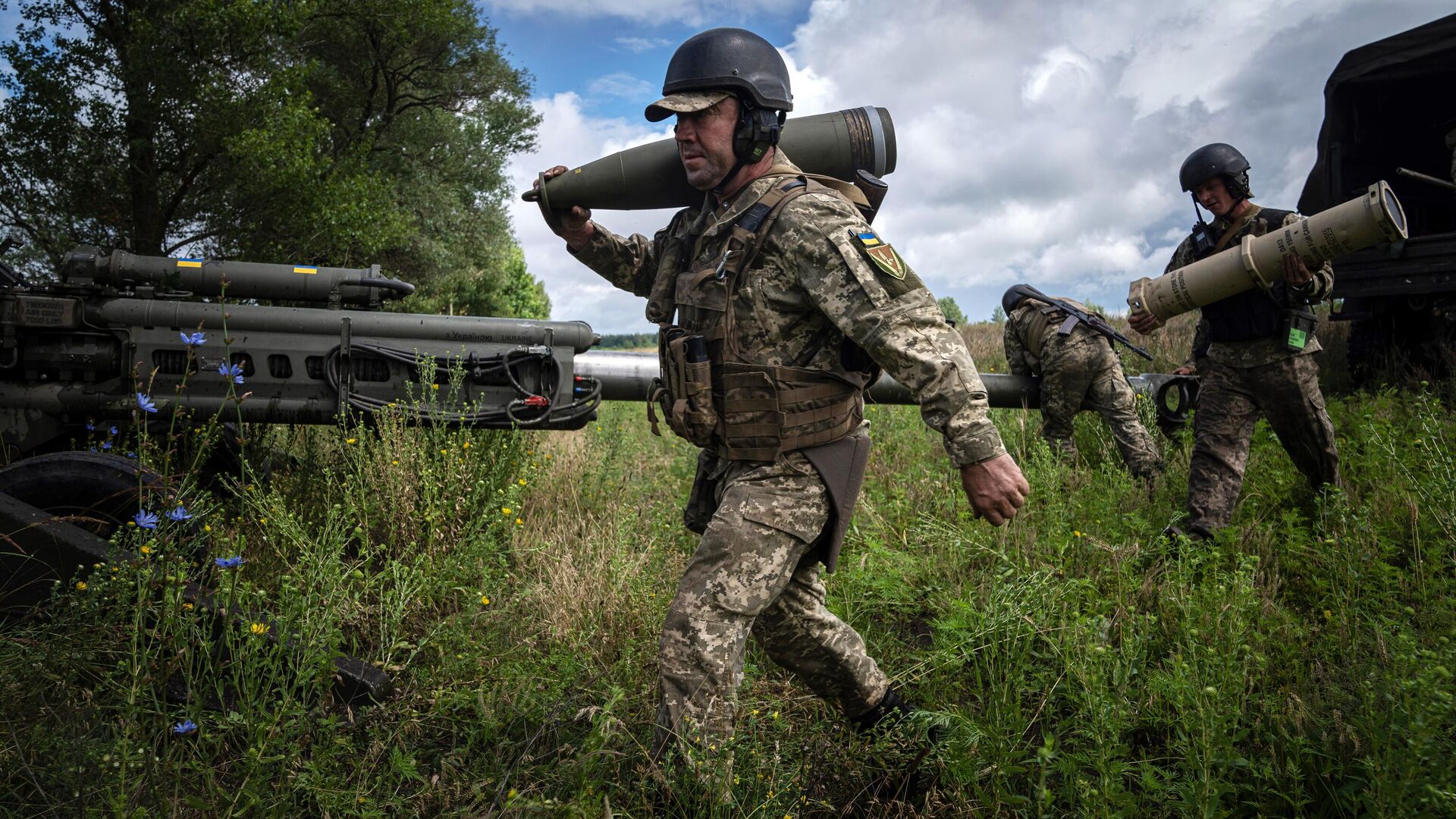 Украинский военный со снарядом калибра 155 миллиметров - РИА Новости, 1920, 16.10.2024