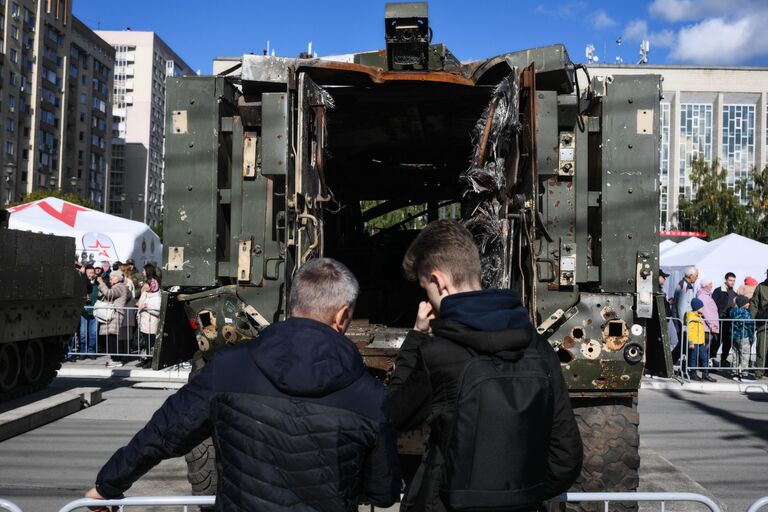 Посетители осматривают выставку Сила V правде - гордость и победа на площади Пименова в Новосибирске