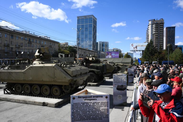 Посетители осматривает выставку Сила V правде - гордость и победа на площади Пименова в Новосибирске