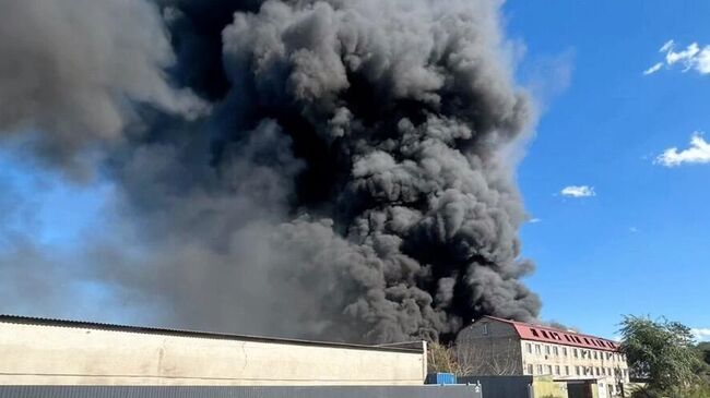 Место пожара на складе в Уссурийске