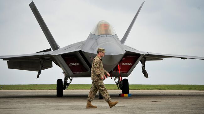 Американский военный у истребителя F-22 Raptor