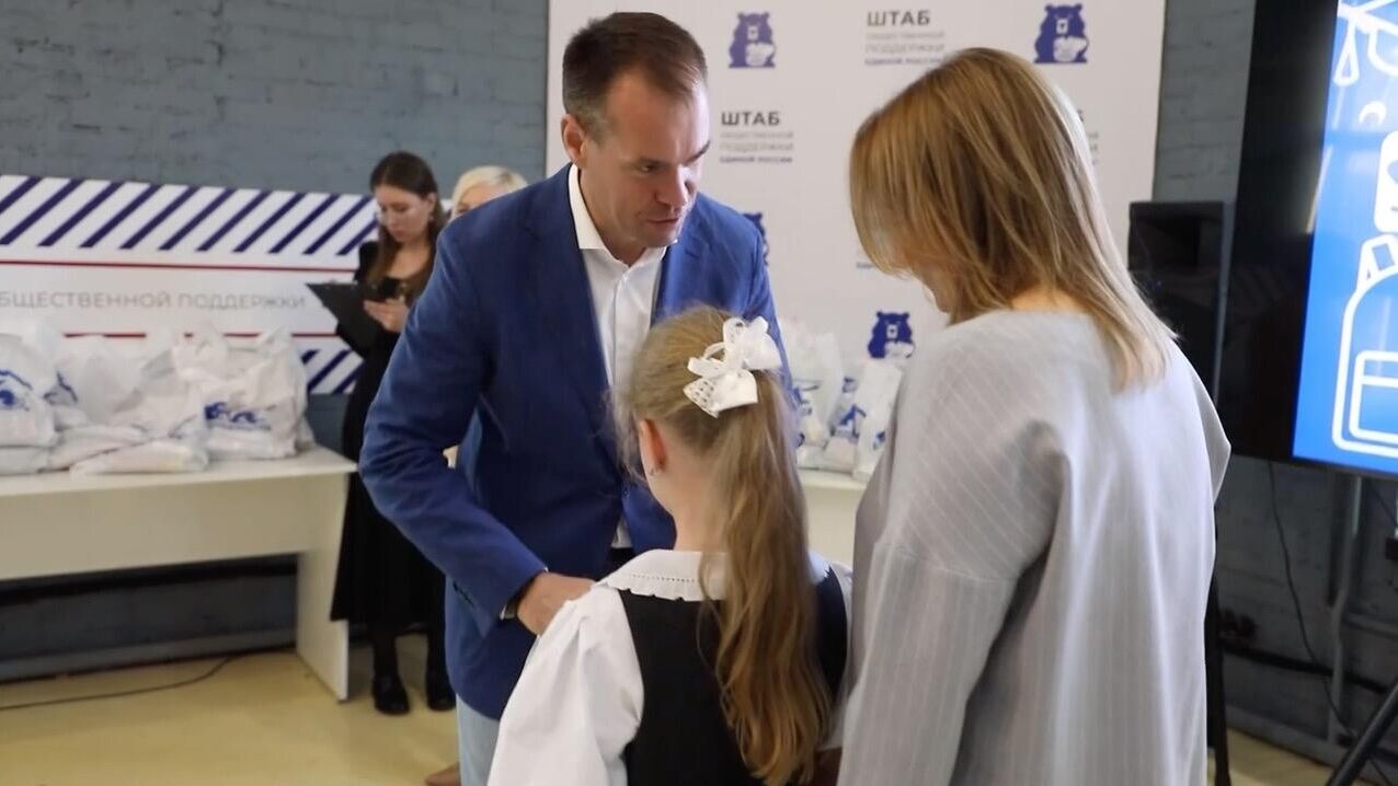 Председатель Законодательного Собрания Вологодской области Сергей Жестянников вручил детям наборы учебных принадлежностей в рамках акции Собери ребенка в школу - РИА Новости, 1920, 18.09.2024