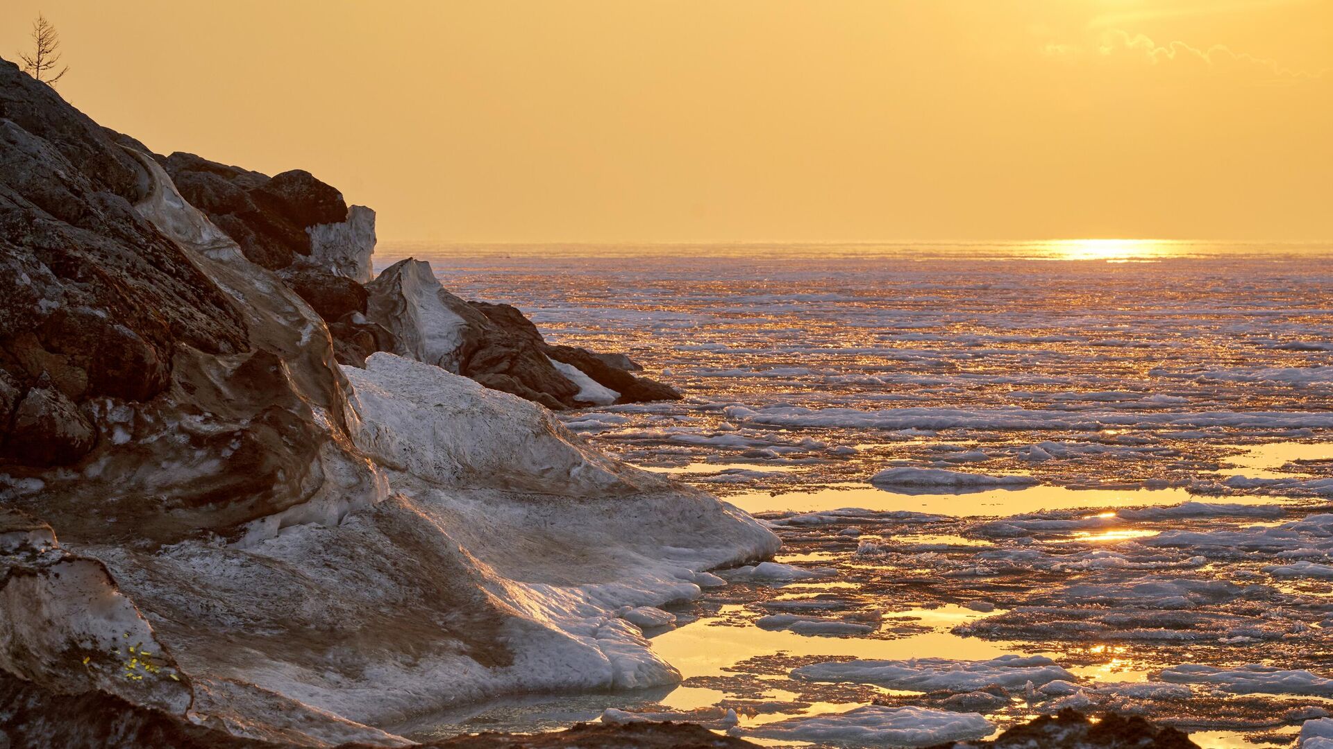 Побережье Байкала около поселка Горячинск в республике Бурятия Побережье Байкала около поселка Горячинск в республике Бурятия - РИА Новости, 1920, 09.12.2025