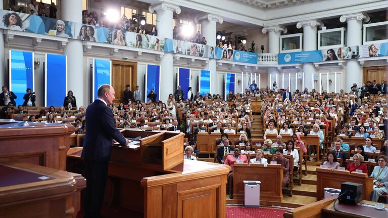 Президент РФ Владимир Путин выступает на пленарном заседании Евразийского женского форума в Санкт-Петербурге