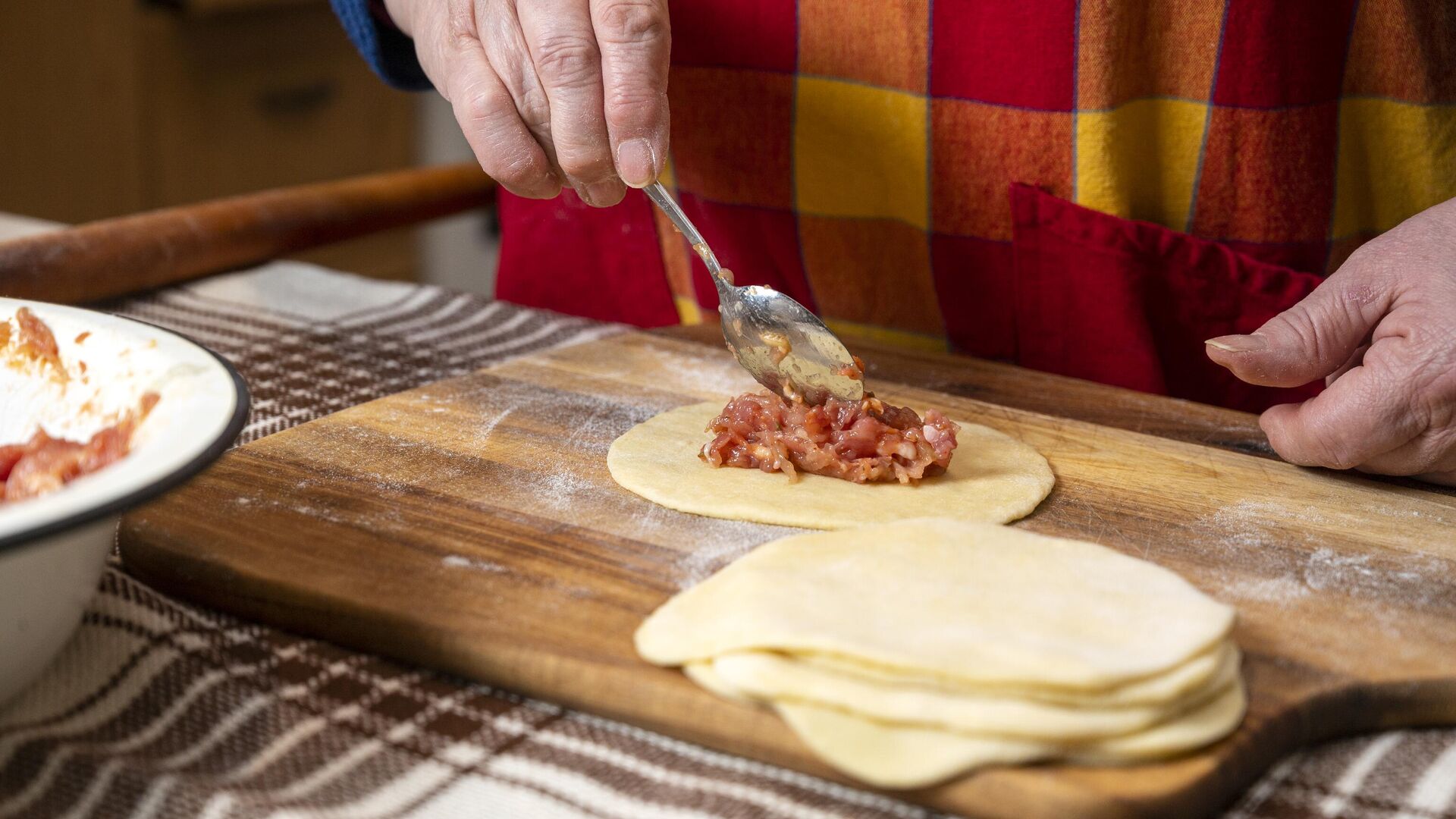 Блюда из дрожжевого теста с мясом - что можно приготовить? (проверенные рецепты)