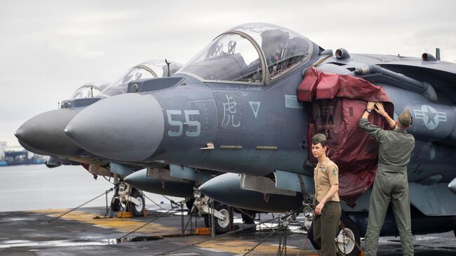 Самолеты Harrier на палубе авианосца USS Kearsarge ВМС США в морском порту Клайпеда