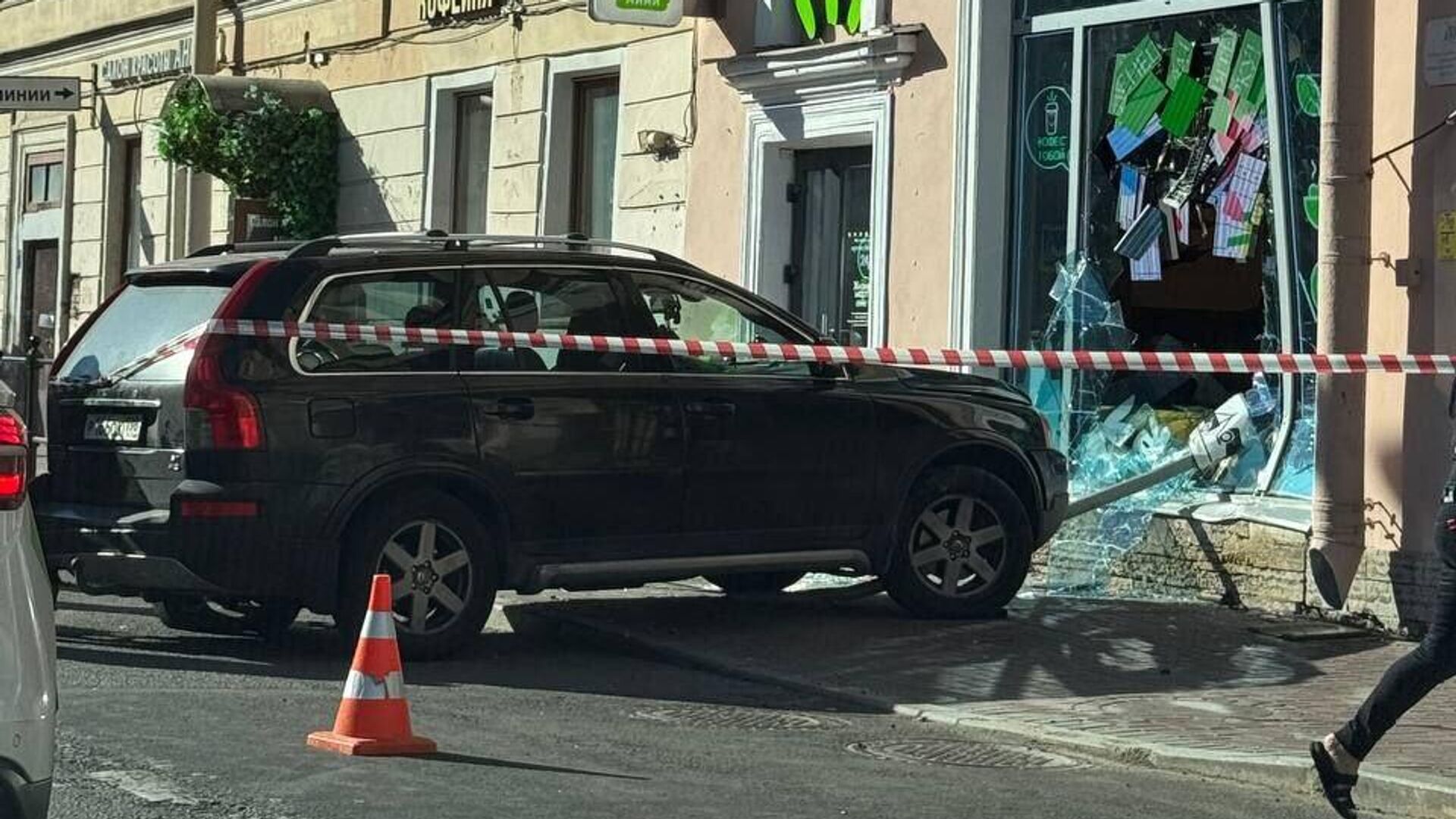 На месте ДТП на Среднем проспекте Васильевского острова в Санкт-Петербурге - РИА Новости, 1920, 19.09.2024